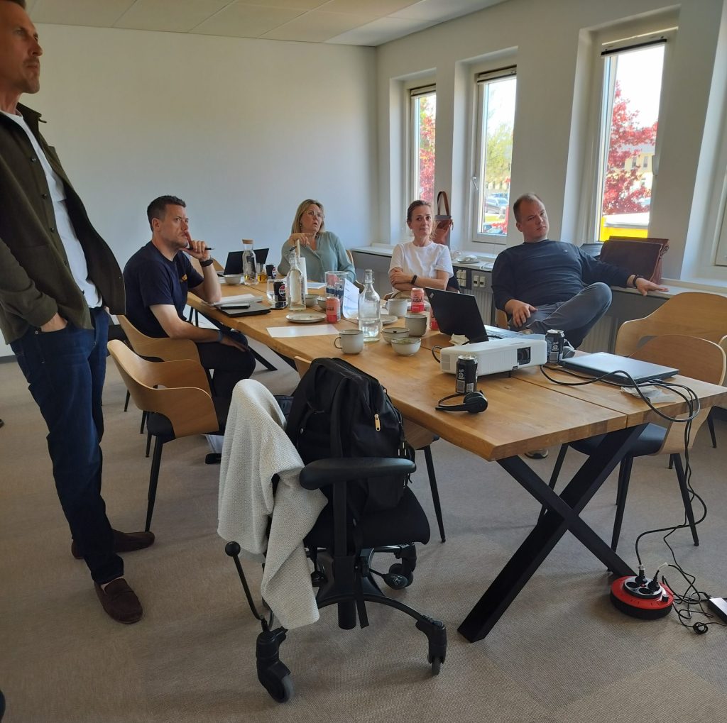 mødebord og 5 deltagere