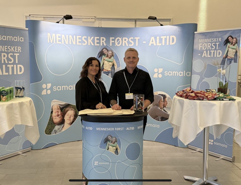 Samala direktør Morten Dam og visitator, Sara Maria Hansen står på KL messe i februar 2025