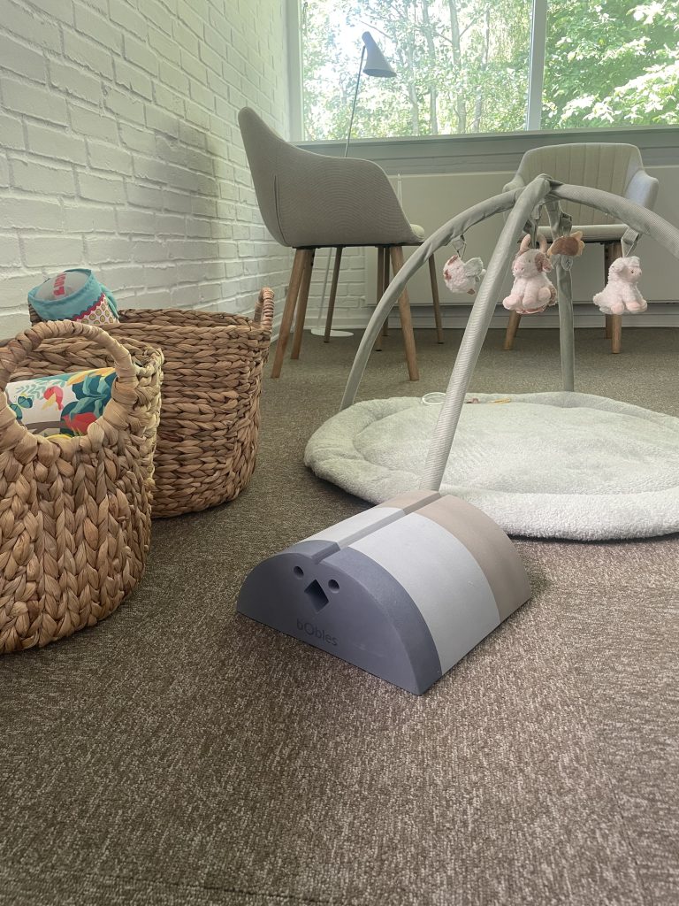 babyleg på værelset_Familiestedet Samala
