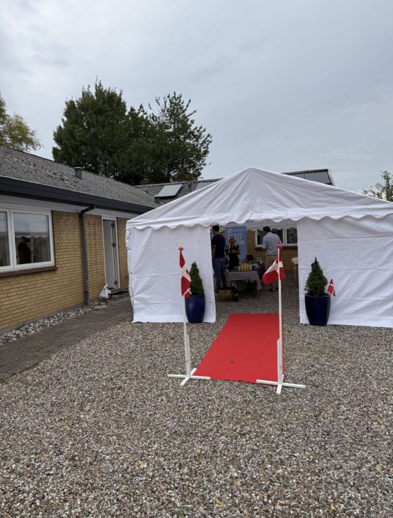 Festtelt med rødløber og flag