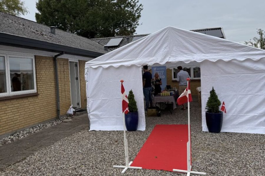 Festtelt med rødløber og flag