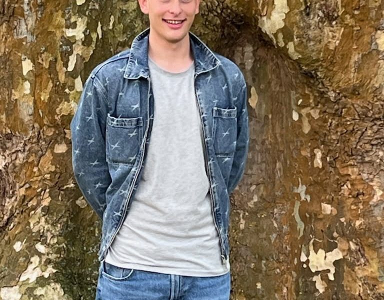 ung mand med studenterhue