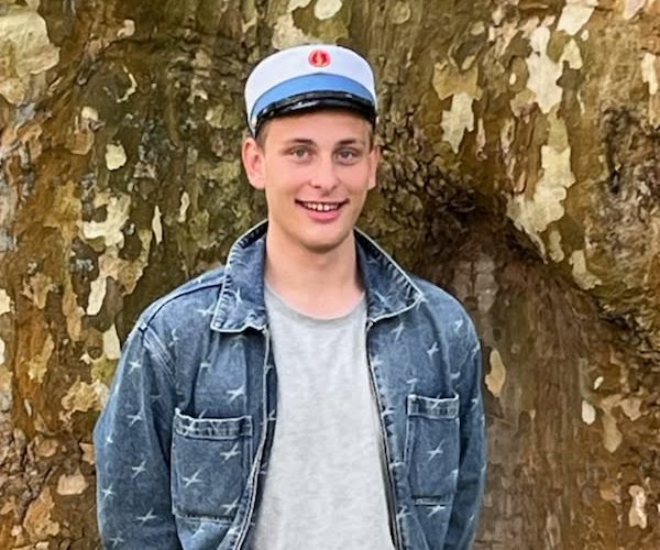 ung mand med studenterhue