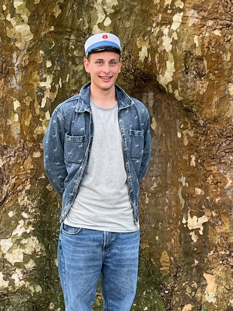 Ung mand med HF studenterhue