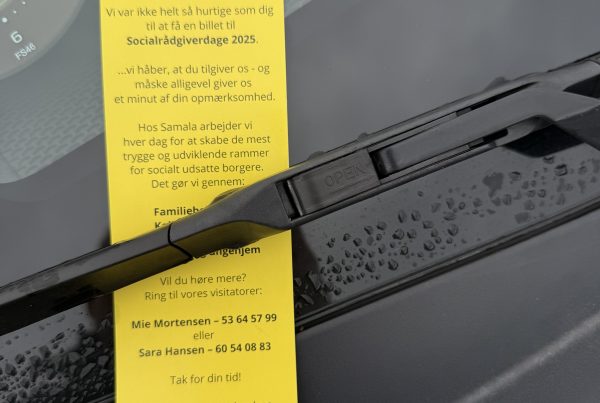 Falsk gul parkeringsbøde sat i bilrude