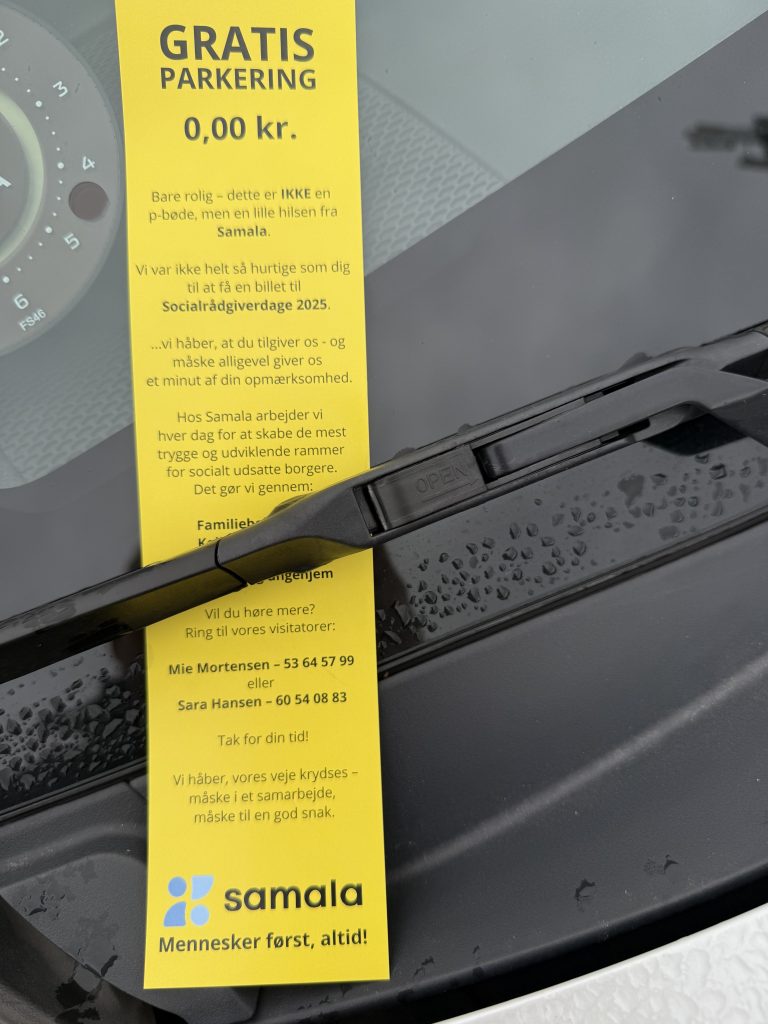 Falsk gul parkeringsbøde sat i bilrude