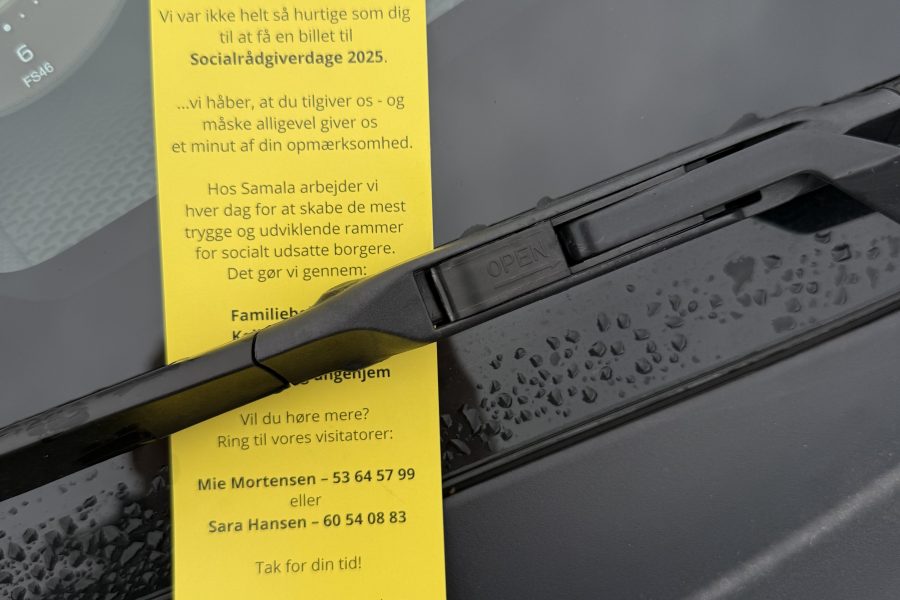 Falsk gul parkeringsbøde sat i bilrude