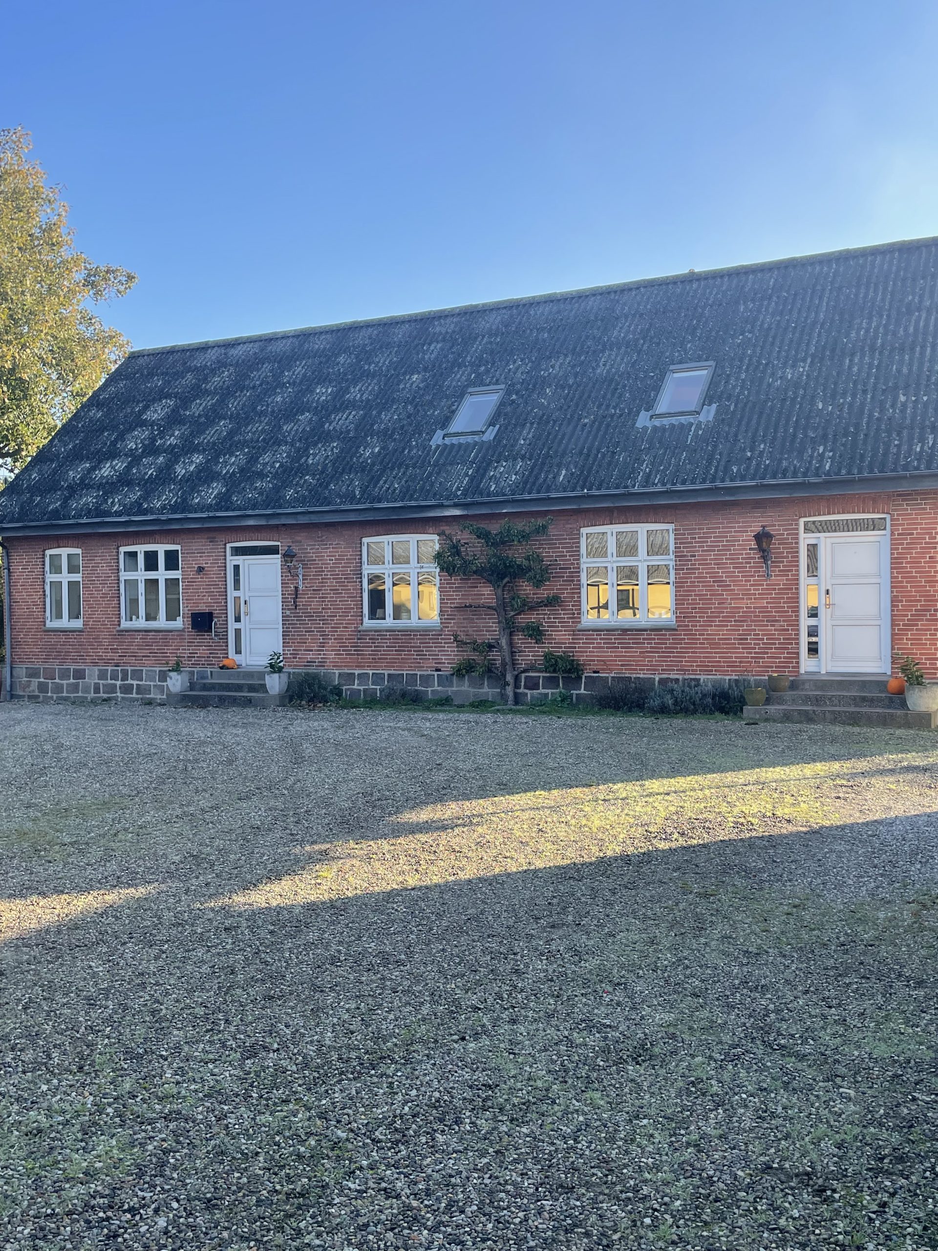 Botilbud bygning set fra gården