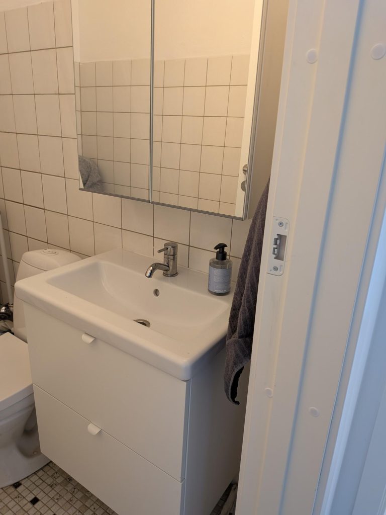 Samala badeværelse med toilet Toilet med vask og spejl og toilet