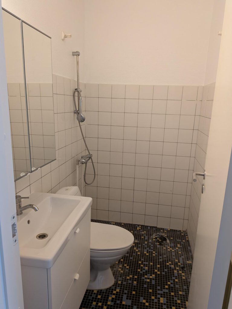 Samala kolligeværelse med toilet Lollandsvej Badeværelse med vask, spejl, toilet og brusekabine