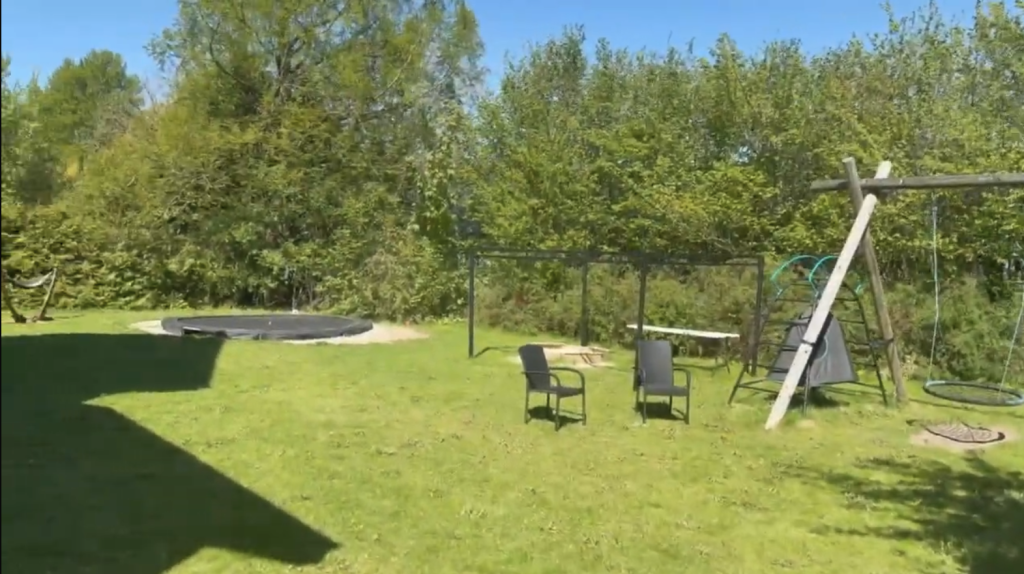 Samala Børneungehjem JMV4 Have med græs, trampolin, gyngestativ og legestativ og lille bålplads